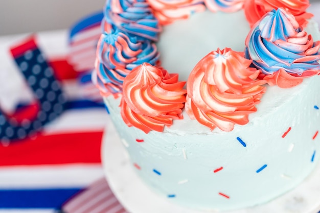 Gâteau rond à la vanille rouge, blanc et bleu avec glaçage à la crème au beurre pour la célébration du 4 juillet.