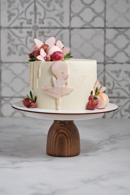 Gâteau rose et blanc pour une fille Dessert décoré de chocolat et de pâtes