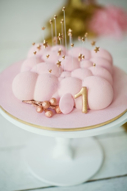 Gâteau rose avec décorations dorées