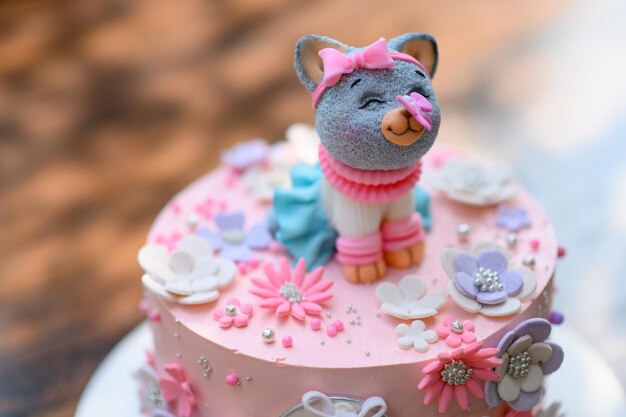 Gâteau rose festif avec un chat sur le dessus