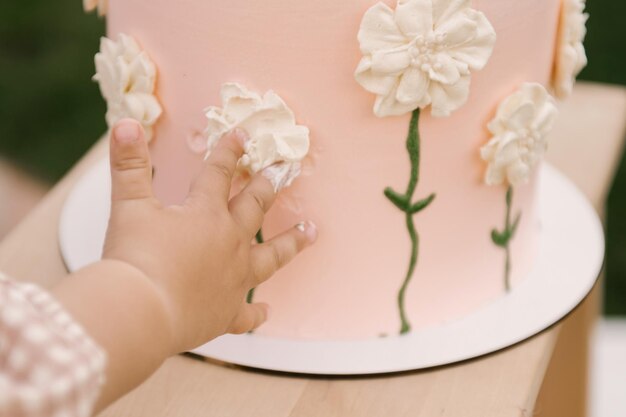 Gâteau rose avec des fleurs pour une fille