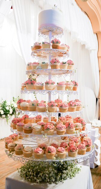 Gâteau à la rose. Le gâteau de mariage.