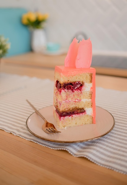 Gâteau rose avec des roses et des pétales