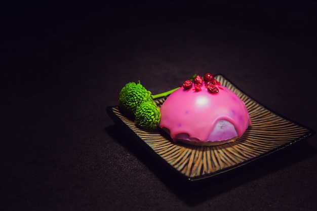 Gâteau rose sur une soucoupe. souffle