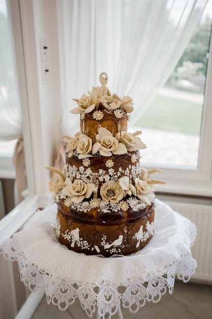 Un gâteau avec des roses blanches dessus