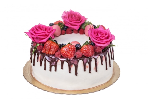 Gâteau de roses fraises le jour de la naissance.