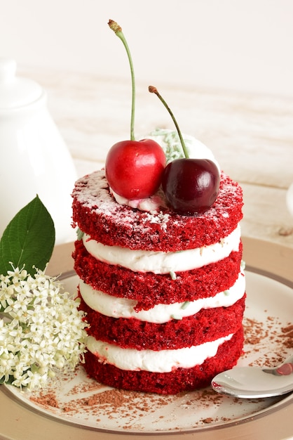 Gâteau rouge aux cerises