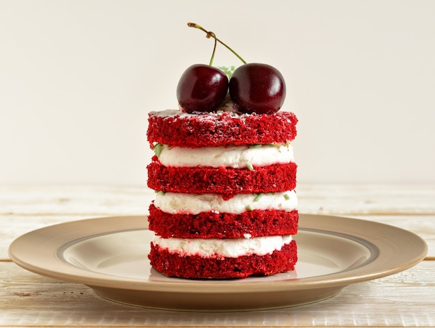 Gâteau rouge aux cerises