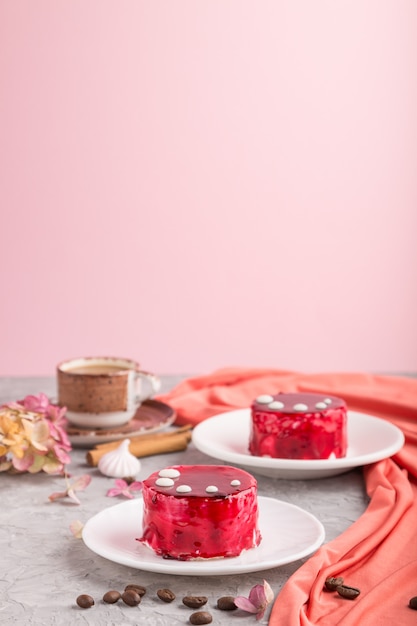 Gâteau rouge avec crème soufflée avec tasse de café. vue de côté, copyspace.