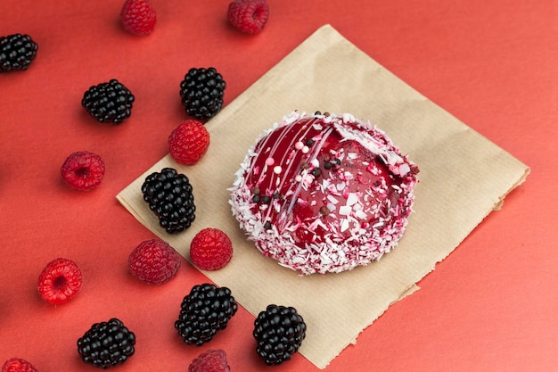 Un gâteau rouge avec une garniture blanche crémeuse