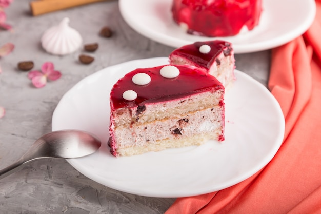 Gâteau rouge tranché avec crème souffle avec tasse de café. vue de côté