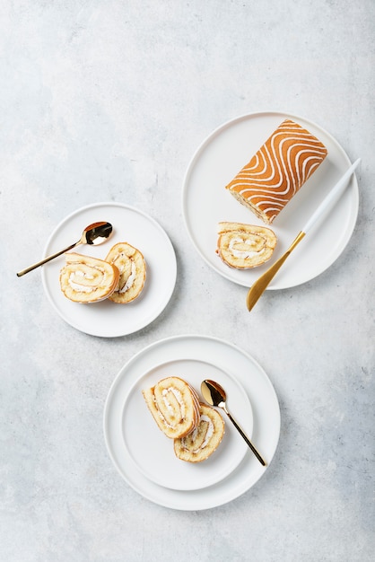 Gâteau roulé sucré avec biscuit blanc