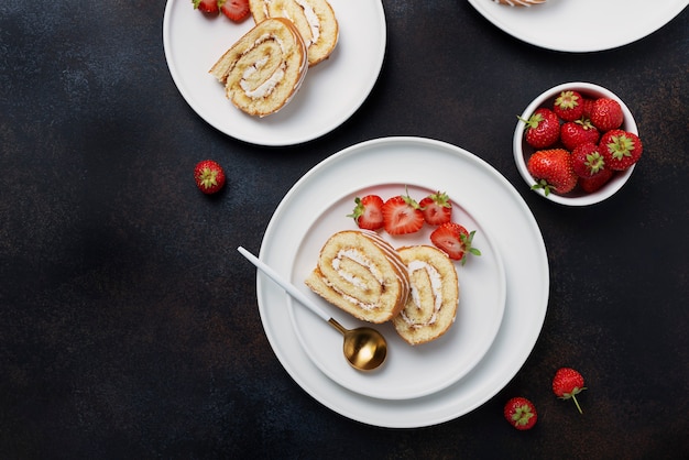 Gâteau roulé sucré avec biscuit blanc