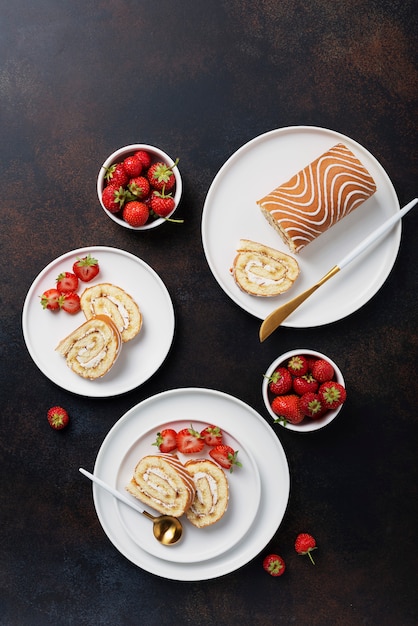 Gâteau roulé sucré avec biscuit blanc