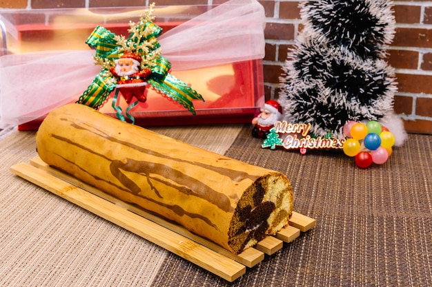 Gâteau roulé sucré dans un décor de noël