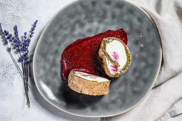 Gâteau sablé aux fraises maison avec fromage à la crème