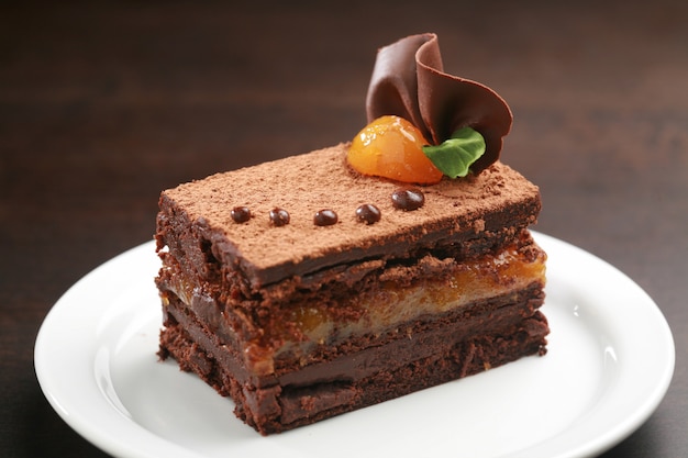 Le gâteau Sacher, en allemand Sachertorte, est un gâteau au chocolat autrichien typique, composé de deux plaques épaisses de gâteau éponge au chocolat et de beurre séparés par une fine couche de confiture d'abricot