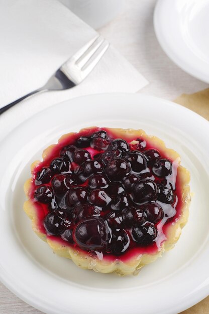 Gâteau savoureux aux cassis sur tableau blanc