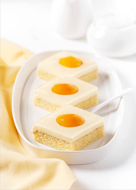 Gâteau savoureux à la crème et à l'abricot.