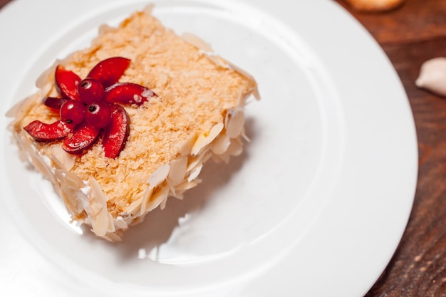 Gâteau savoureux décoré de baies d'amande