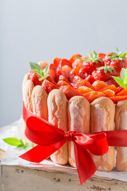 Gâteau savoureux avec des fruits frais et des biscuits