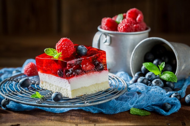 Gâteau savoureux avec de la gelée et des petits fruits