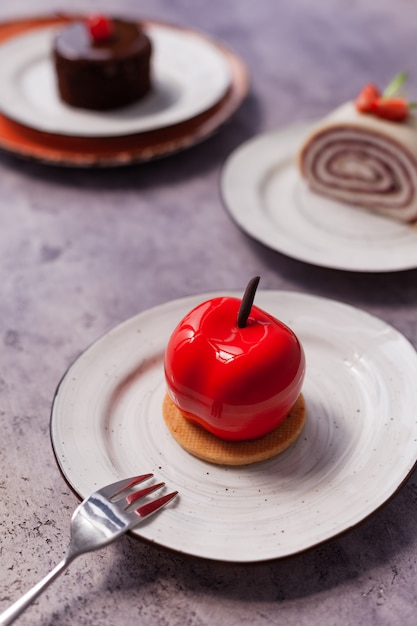 Gâteau savoureux sur la table grise