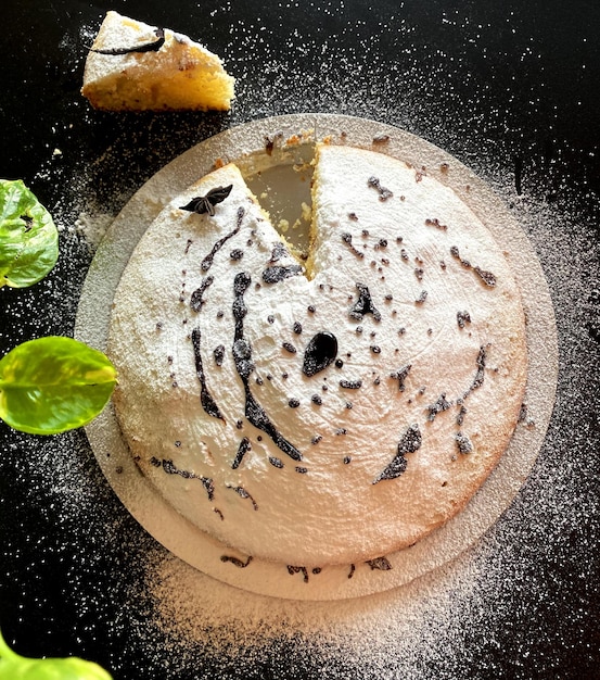 gâteau sec fait maison avec garniture au sucre et au sirop de chocolat