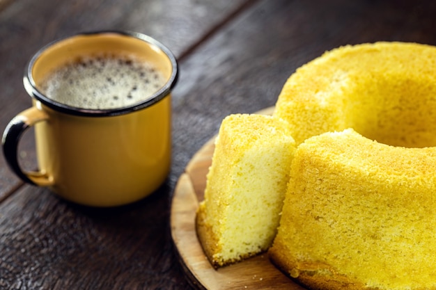 Gâteau à la semoule de maïs, avec tasse de café