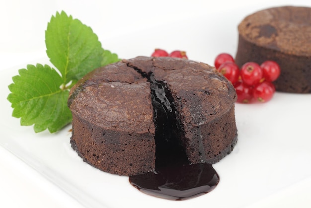 Gâteau soufflé au chocolat sur fond blanc