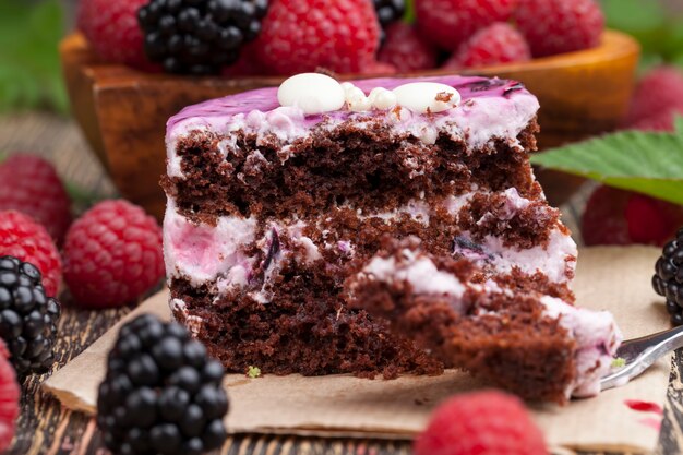 Gâteau soufflé au chocolat fourré aux baies