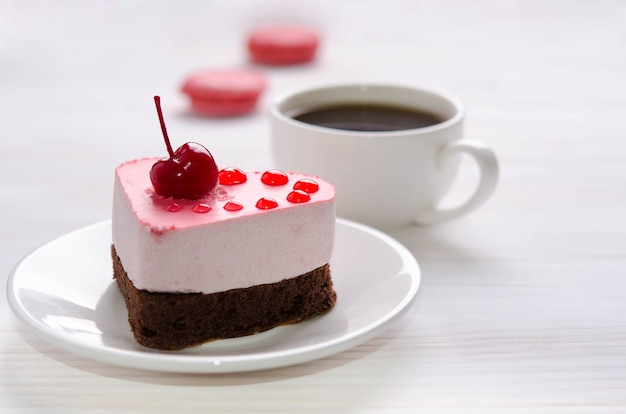 Gâteau soufflé avec tasse de café