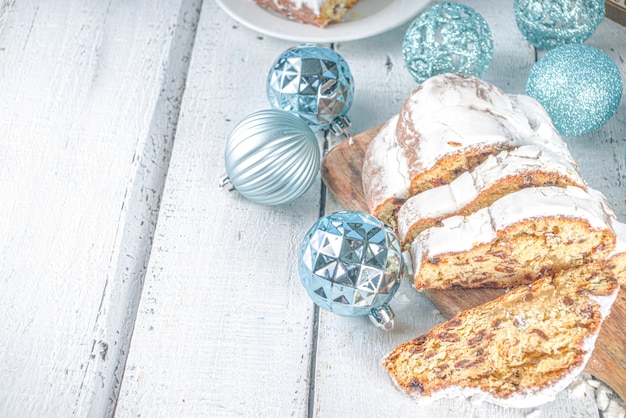 Gâteau Stollen de Noël fait maison avec du sucre glace, du massepain et des raisins secs.