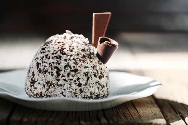 Gâteau sucré au chocolat sur une plaque blanche. Boulangerie maison, dessert festif