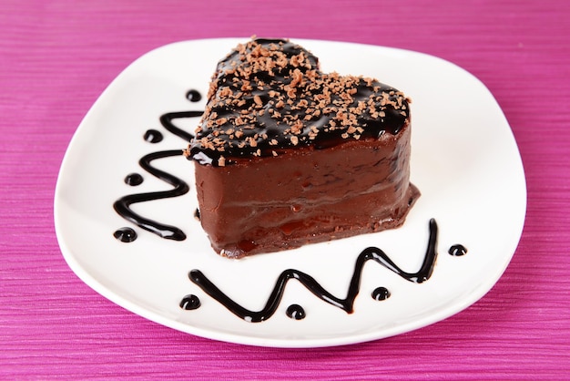Gâteau sucré au chocolat sur plaque sur table close-up