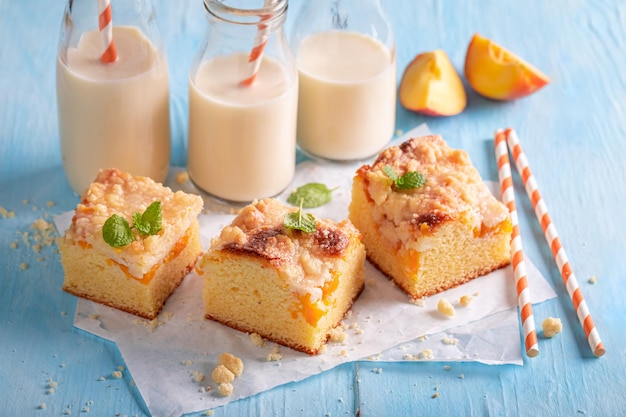 Gâteau sucré aux pêches comme collation d'été Les meilleurs goûts avec du lait