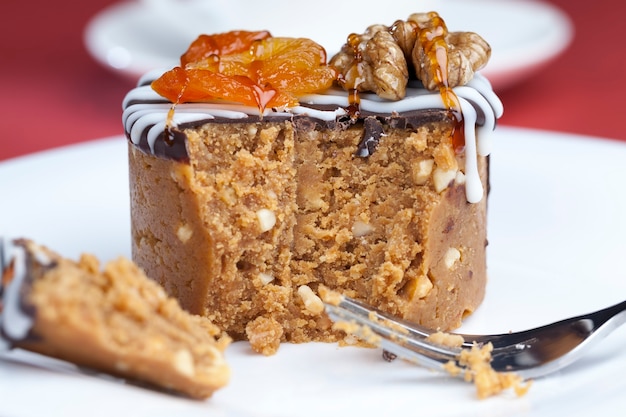 Gâteau Sucré à Base De Cacahuètes, De Sucre Et De Produits Laitiers, Réalisé En Forme De Cylindre