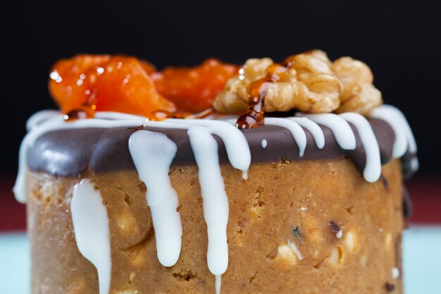 Gâteau sucré à base de cacahuètes, de sucre et de produits laitiers, réalisé en forme de cylindre