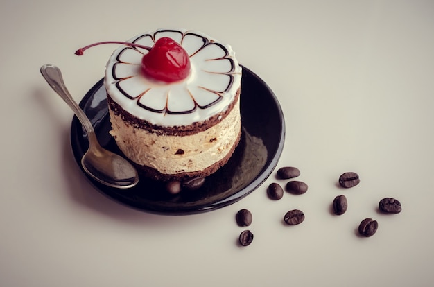 Gâteau sucré avec une cerise