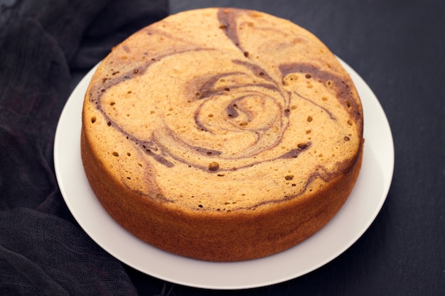 Gâteau sucré à la citrouille sur un plat blanc