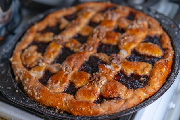 Gâteau sucré à la confiture et aux noix