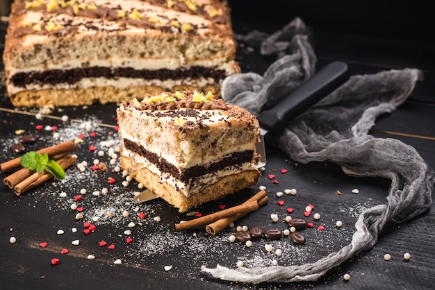 Gâteau sucré avec des couches sur fond noir