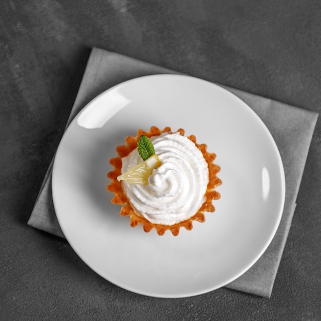 Gâteau sucré avec de la crème dans l&#39;assiette