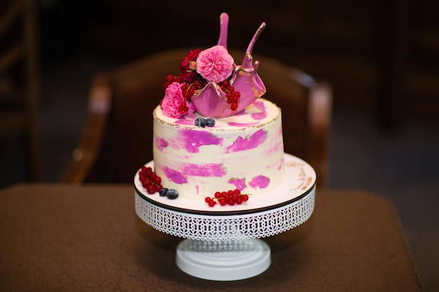 Gâteau sucré décoré de baies