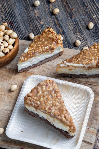 Gâteau sucré et délicieux aux noix et au caramel