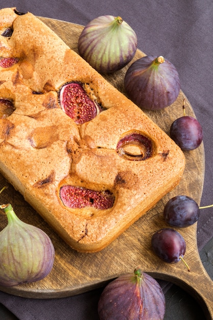 Gâteau sucré fait maison aux figues et aux prunes