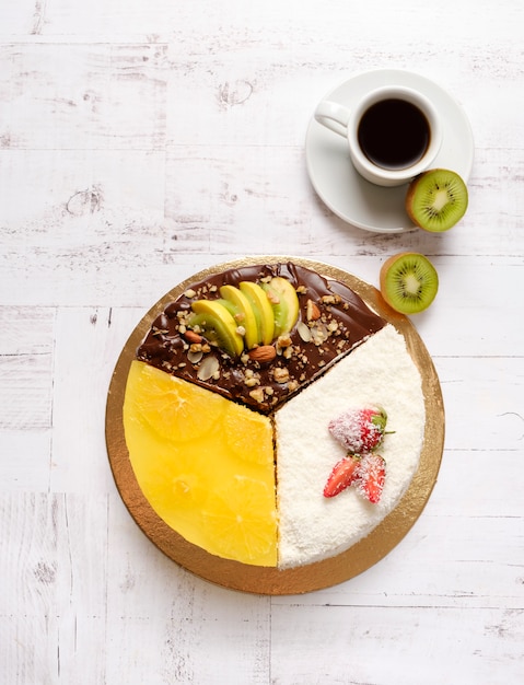 Photo gâteau sucré fait maison avec fruits, chocolat, pomme, kiwi, fraise