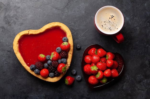 Gâteau sucré en forme de coeur avec des baies