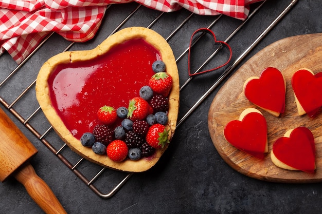 Gâteau sucré en forme de coeur avec des baies