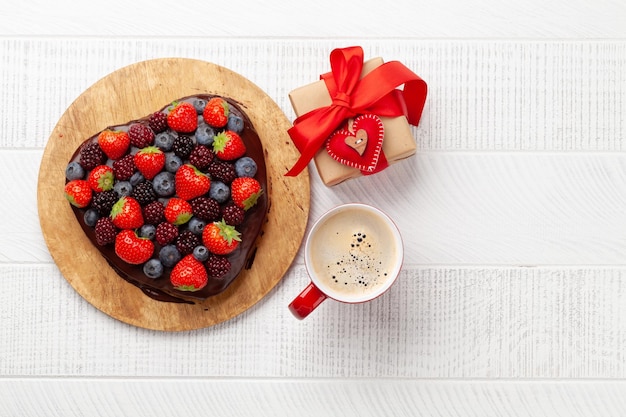 Gâteau sucré en forme de coeur avec des baies